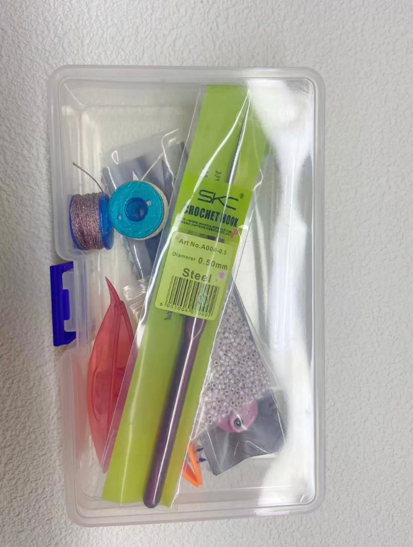 Essential shuttle tatting tools set for beginners – Shuttle*2, Hook*1, Beading needle*1, Container for beading needle*1, Metallic thread*2 rolls, Pin*2, Seed beads*5g, Scissor*1, Container box*1