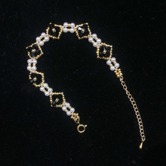 Handmade beaded bracelet with pearls