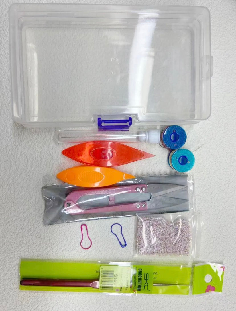 Essential shuttle tatting tools set for beginners – Shuttle*2, Hook*1, Beading needle*1, Container for beading needle*1, Metallic thread*2 rolls, Pin*2, Seed beads*5g, Scissor*1, Container box*1