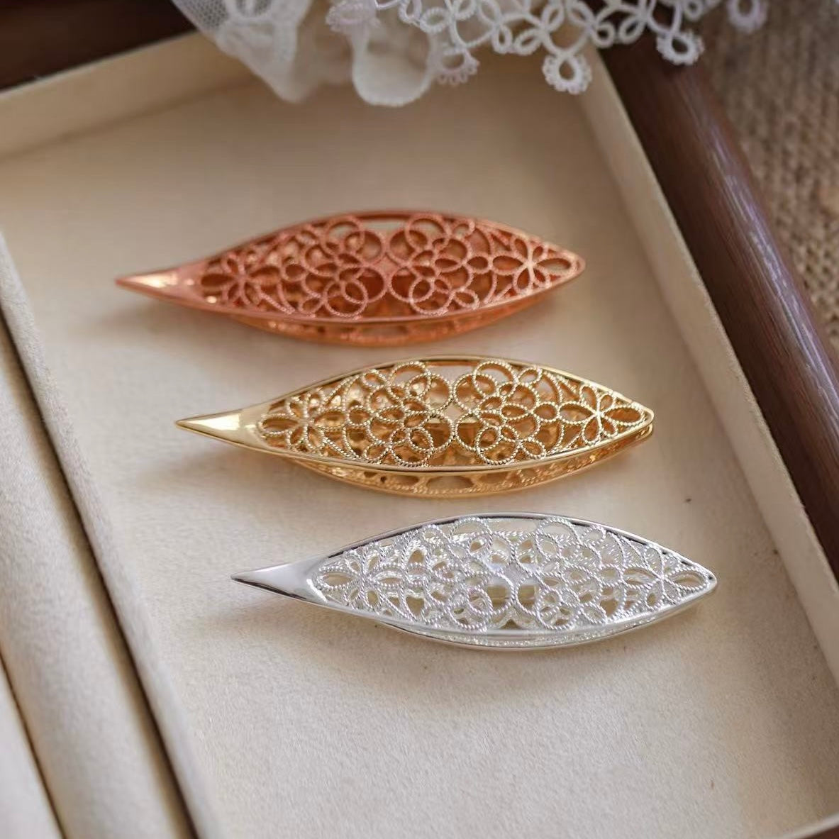 Delicate hollowed-out metal shuttle 78*20*10mm