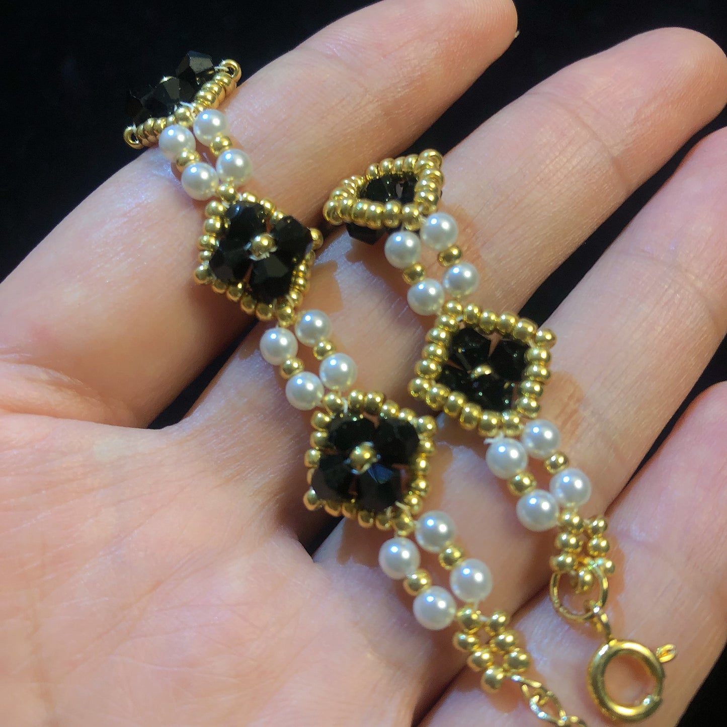 Handmade beaded bracelet with pearls